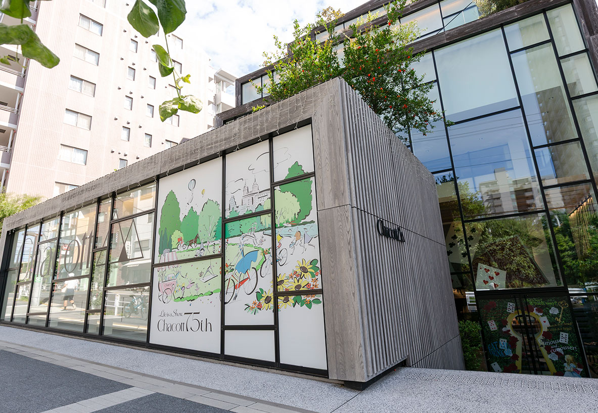 イラストレーター ヨーコチーノさんとのコラボレーションイラストが代官山本店一面に