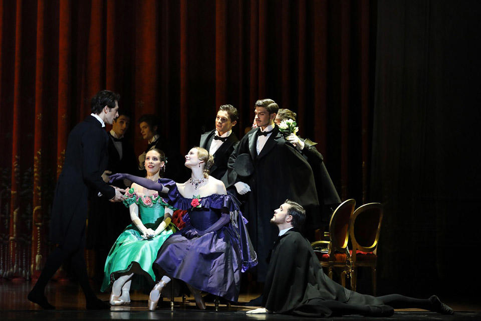 01_Svetlana_Loboff_Opera_national_de_Paris-La-Dame-aux-camelias---John-Neumeier---Armand-Duval--Mathieu-Ganio--et-Marguerite-Gautier---Leonore-Baulac---c--Sveltana-Loboff-OnP--201811-0010-1600px.jpg