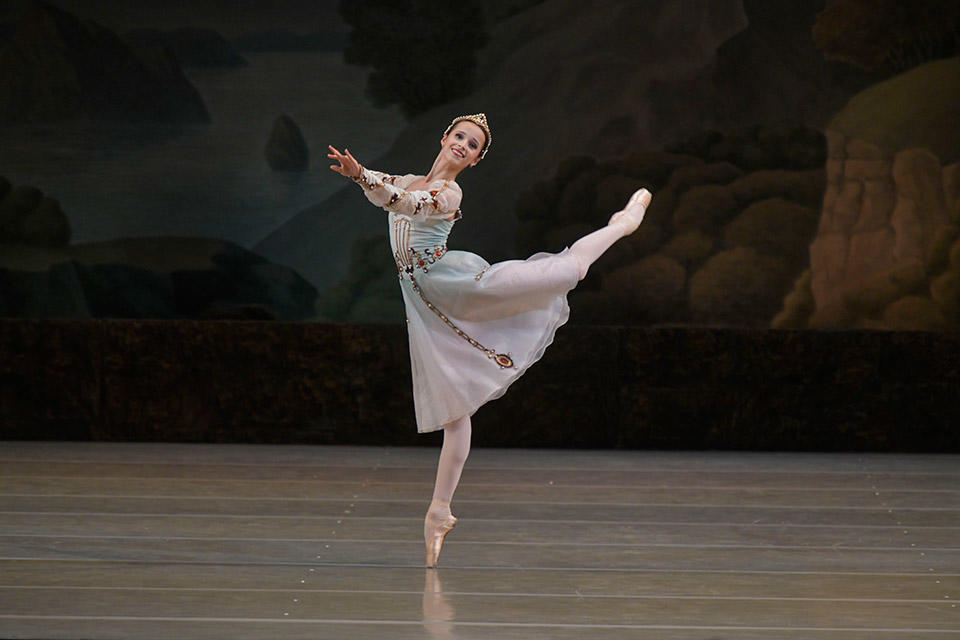 Swan-Lake-by-Valentin-Baranovsky-©-State-Academic-Mariinsky-Theatre-(3).jpg