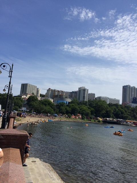 海が身近なウラジオストク。街のセンターにある小さなビーチ。夏は海水浴も。.jpg