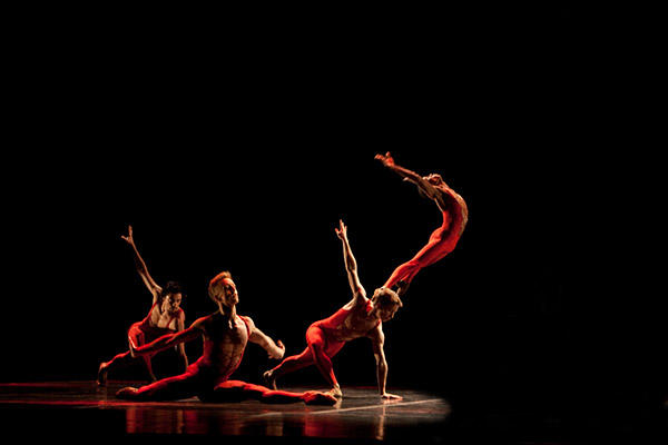 「死が私に語りかけるもの」 (C)Béjart Ballet Lausanne/Jessica Hauf