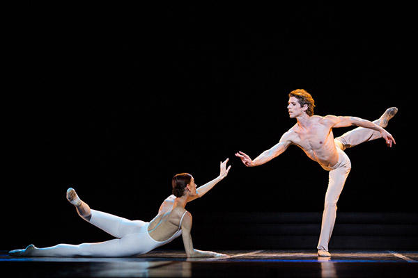 「愛が私に語りかけるもの」 (C)Béjart Ballet Lausanne/Anne Bichsel