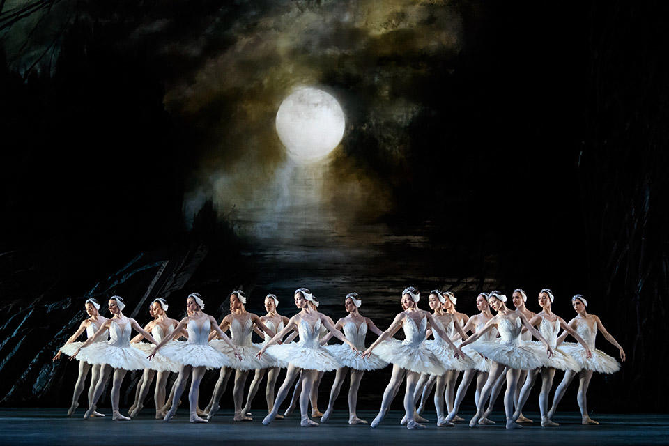 04_Artists-of-The-Royal-Ballet-in-Swan-Lake,-The-Royal-Ballet-©-2018-ROH.-Photograph-by-Bill-Cooper.jpg