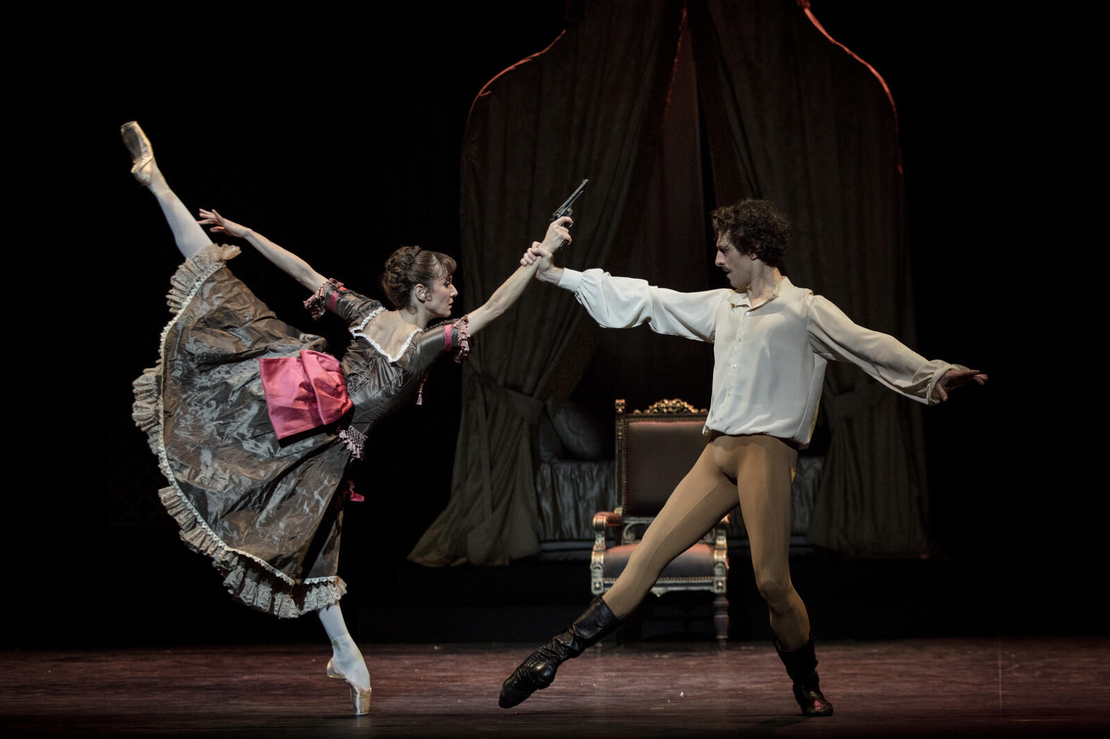 1456_MAYERLING--Kenneth-MacMillan--Ludmila-Pagliero--Mary-Vetsera--Mathieu-Ganio--Rodolphe-(C)Ann_Ray_Opera_national_de_Paris.JPG