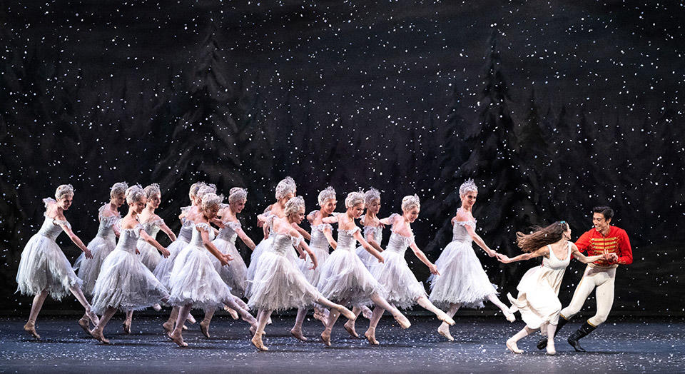 Isabella-Gasparini-as-Clara,-Luca-Acri-as-Hans-Peter-and-artists-of-The-Royal-Ballet-in-The-Nutcracker,-The-Royal-Ballet-©2021-ROH.-Photograph-by-Foteini-Christofilopoulou.jpg