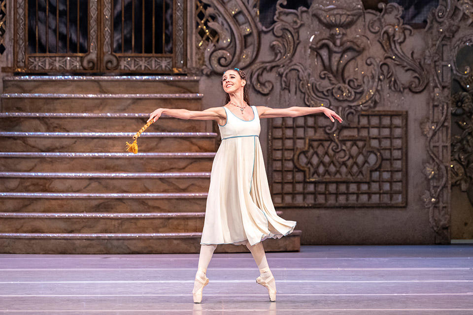 Isabella-Gasparini-as-Clara-in-The-Nutcracker,-The-Royal-Ballet-©2021-ROH.-Photograph-by-Foteini-Christofilopoulou.jpg