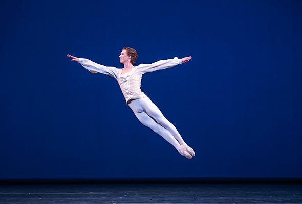 Tchaikovsky pas de deux. Vadim Muntagirov. (C)ROH , 2015. Photographed by Tristram Kenton