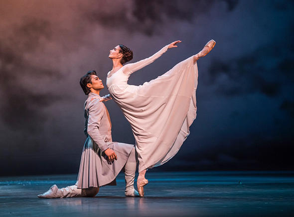 Ryoichi Hirano as Leontes and Lauren Cuthbertson as Hermione.