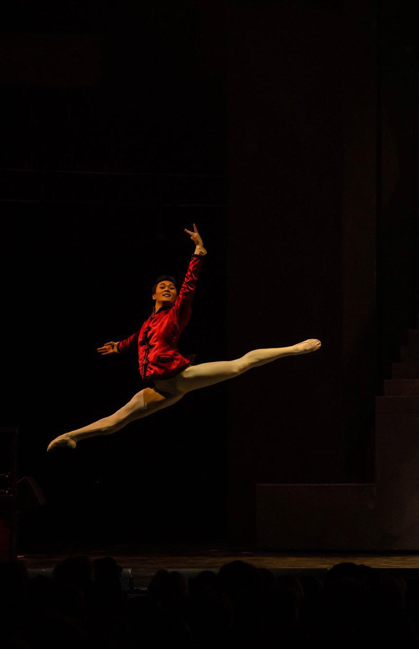 ヨハン・コボー版『ロミオとジュリエット』でマキューシオを演じる五十嵐大地 © Ian Gavan