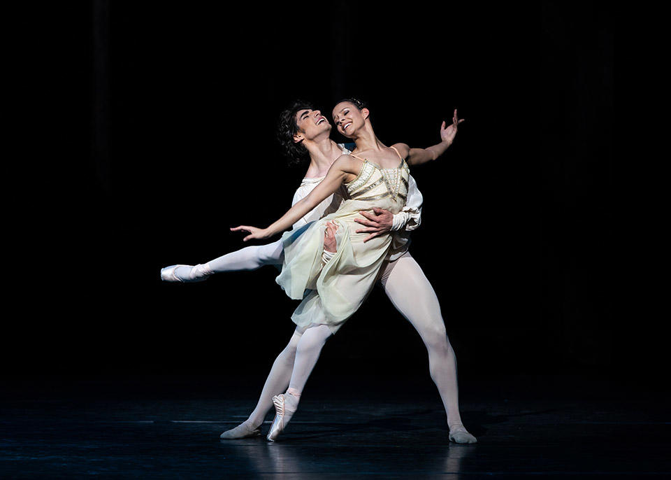 Romeo-and-Juliet.-Cesar-Corrales-as-Romeo-and-Francesca-Hayward-as-Juliet.-©ROH,-2019.-Photographed-by-Helen[3845].jpg