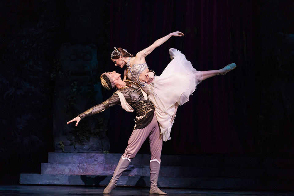 La-Bayadère.-Vadim-Muntagirov-as-Solor-and-Marianela-Nuñez-as-Nikiya.-©ROH,-2018.-Photographed-by-Bill-Cooper.jpg