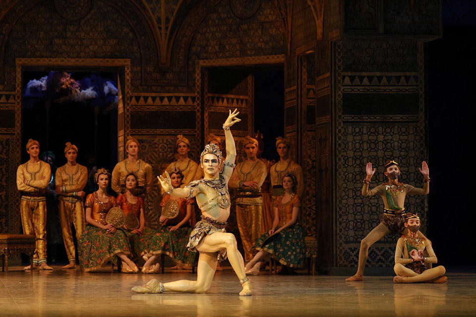 202012-LA-BAYADERE-Paul-Marque--L-Idole-doree---Svetlana-Loboff-OnP-1541-1600px.jpg