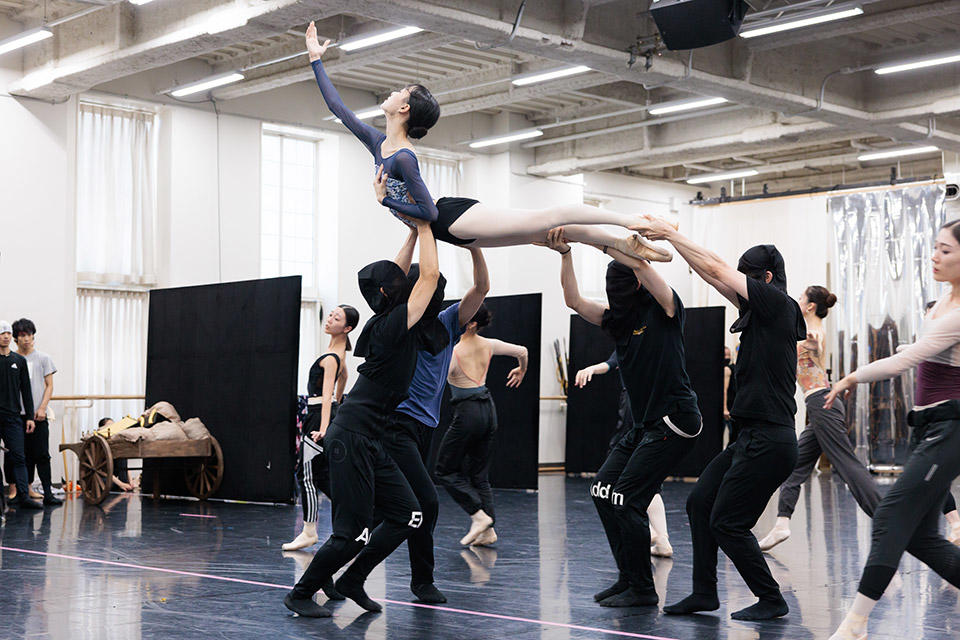 23-1006_kaguyahime-act3-open-rehearsal_7119_photo-Shoko-Matsuhashi.jpg