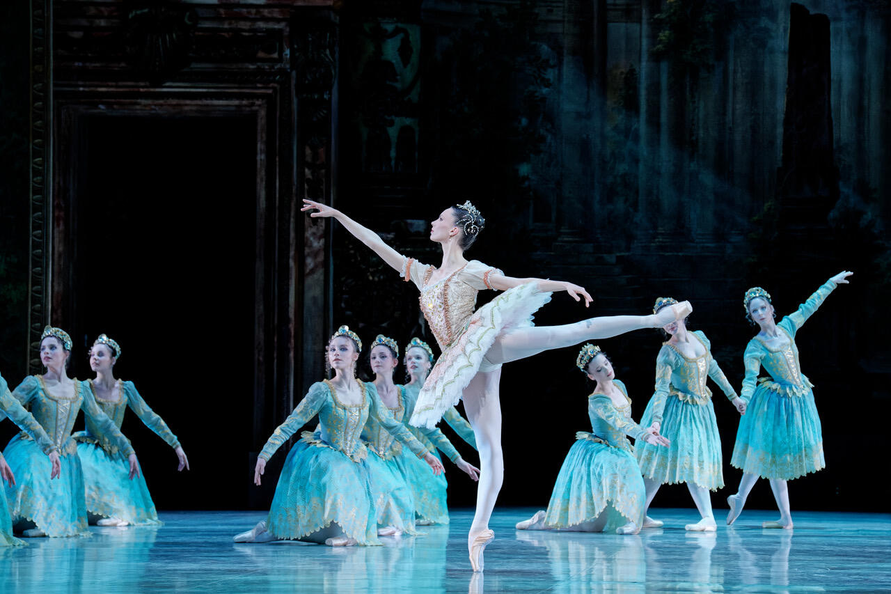 26664-Agathe_Poupeney___Opera_national_de_Paris-LA-BELLE-AU--BOIS-DORMANT--R.-NOUREEV---Bleuenn-Battistoni--c--Agathe-Poupeney-OnP-G407_.jpeg