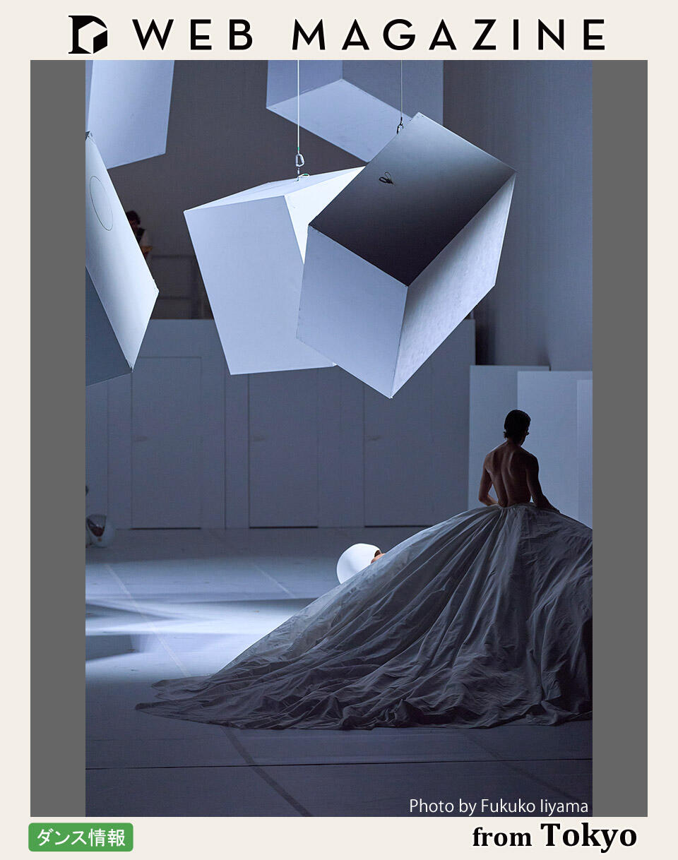 6万個の緑のボールがパリ・オペラ座のダンサーたちに降り注ぐ