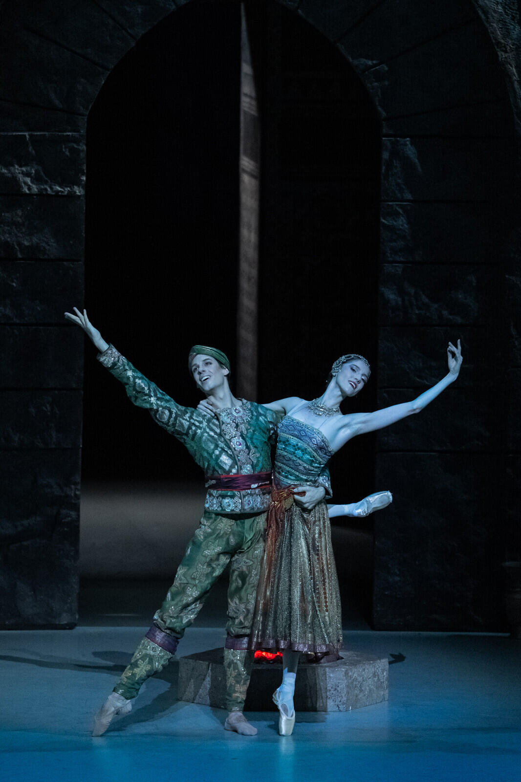 31053-Yonathan_Kellerman___OnP-LA-BAYADERE--Rudolf-Noureev---HBourdon-GLouvet--c-YKellerman-OnP-1316-1600px.JPG