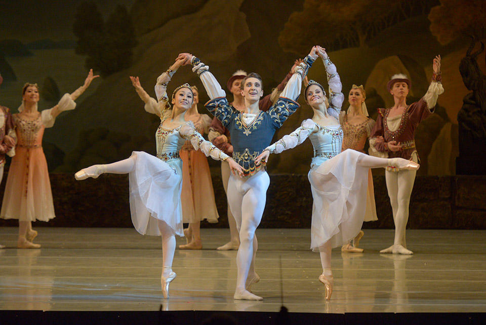 M.-Nagahisa,-Y.-Konovalov-_-Y.-Selina-in-Swan-Lake-by-Valentin-Baranovsky-©-State-Academic-Mariinsky-Theatre-(3).jpg