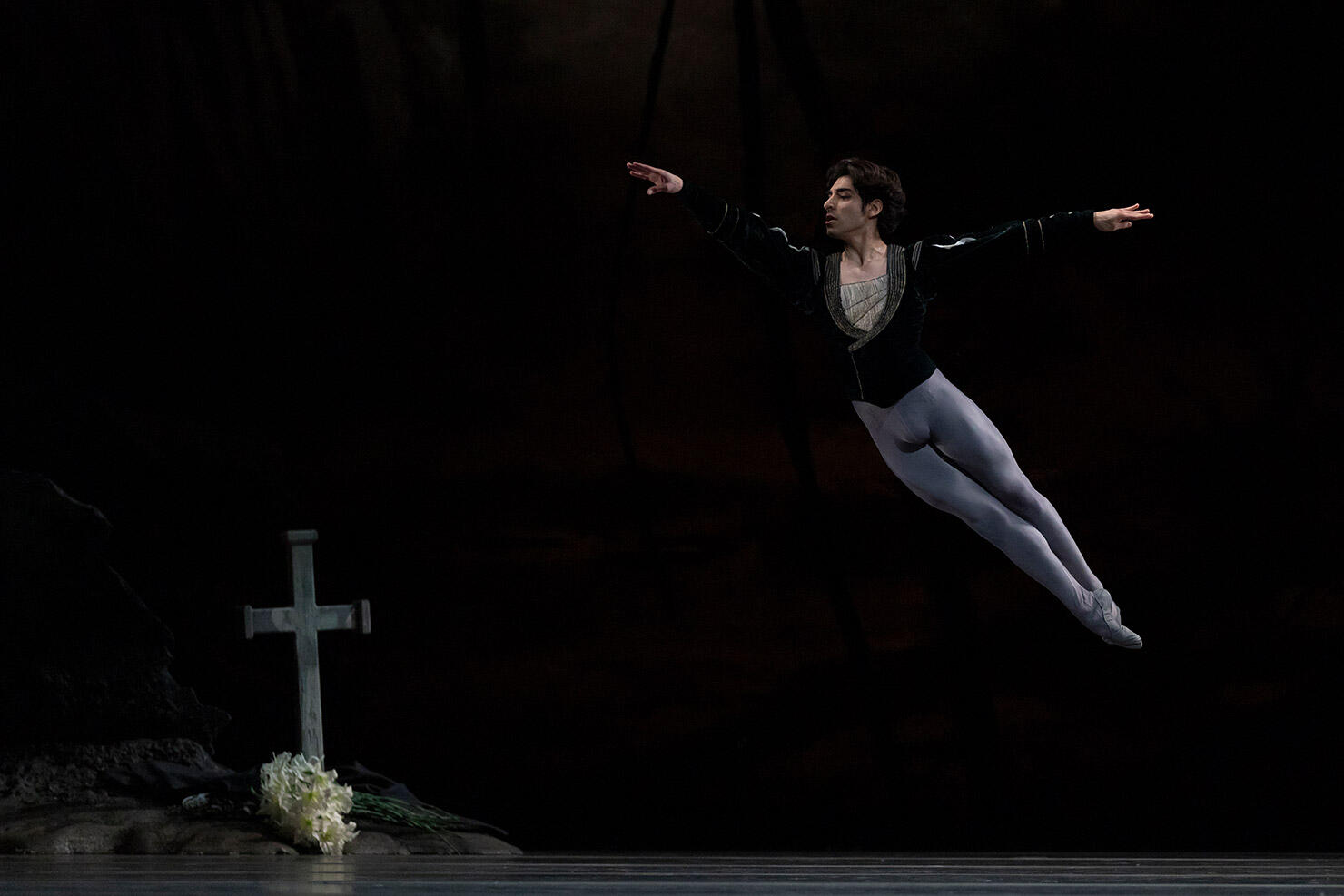 Cesar-Corrales-as-Albrecht-in-Giselle-©2022-ROH.-Photographed-by-Andrej-Uspenski.jpg