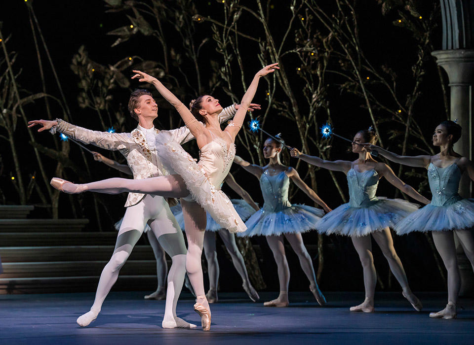 シンデレラ Vadim-Muntagirov-and-Marianela-Nunez-in-Cinderella,-The-Royal-Ballet-©2023-Tristram-Kenton