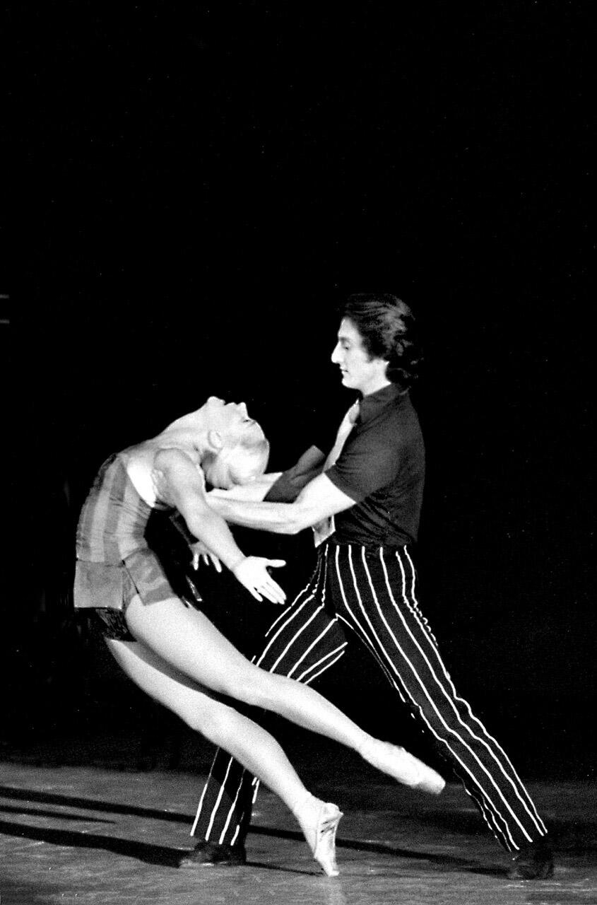 Photo4-Pas-de-deux(-Gene-Kelly)-Claude-Bessy-et-Cyril-Atanassof-1975-©Francette-Levieux-ED-261_A6_.jpg