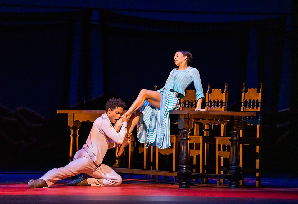 赤い薔薇ソースの伝説 Francesca-Hayward-as-Tita-and-Marcelino-Sambé-as-Pedro-in-Like-Water-for-Chocolate,-The-Royal-Ballet-©2022-ROH.-Photograph-by-Tristram-Kenton