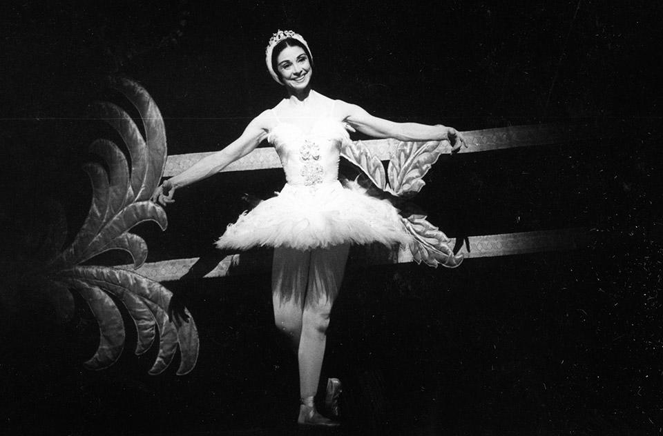 SWAN-LAKE-CURTAIN-CALL-Dame-Margot-Fonteyn,-The-Royal-Ballet-at-the-Royal-Opera-House,-London,-UK,-1971_Credit-G.B.L.-Wilson,-Royal-Academy-of-Dance.jpg