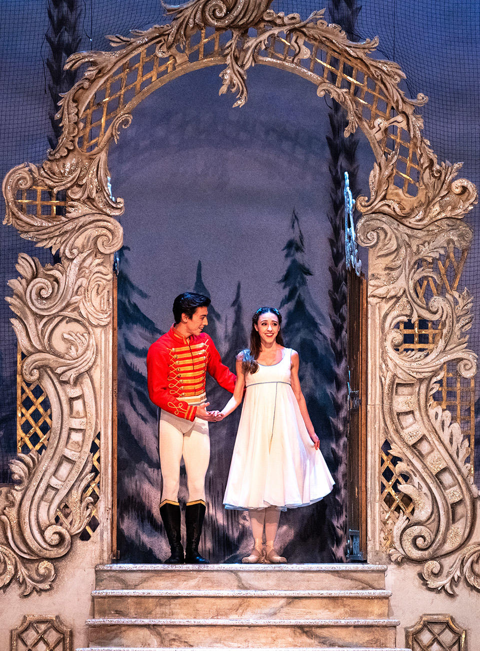 Luca-Acri-as-Hans-Peter-and-Isabella-Gasparini-as-Clara-in-The-Nutcracker,-The-Royal-Ballet-©2021-ROH.-Photograph-by-Foteini-Christofilopoulou-(2).jpg