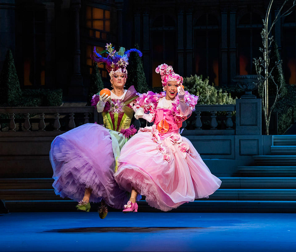 シンデレラ Gary-Avis-and-Luca-Acri-in-Cinderella,-The-Royal-Ballet-©2023-Tristram-Kenton