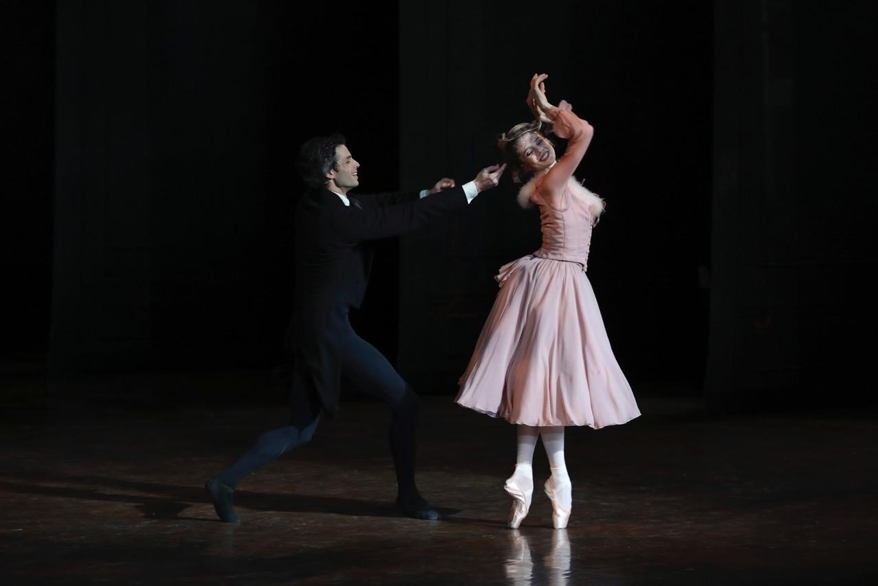 Naïs Duboscq  (avec Florian Magnenet)- La Dame aux Camélias - Photo Svetlana Loboff - ONP-145.jpeg