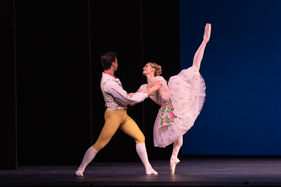 ダイヤモンド・セレブレーション＜サブ8╱ラ・フィーユ・マル・ガルデ＞Alexander-Campbell-and-Anna-Rose-O'Sullivan-in-La-Fille-mal-gardée,-The-Royal-Ballet-©2022-ROH.-Photographed-by-Andrej-Uspenski.jpg