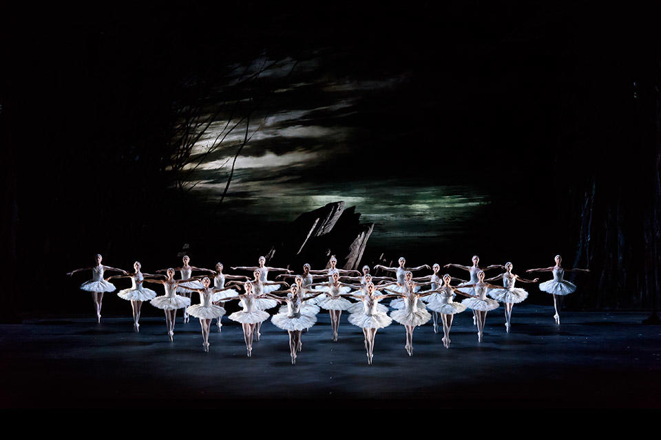 01_Artists-of-The-Royal-Ballet-in-Swan-Lake,-The-Royal-Ballet-©-2018-ROH.-Photograph-by-Bill-Cooper.jpg