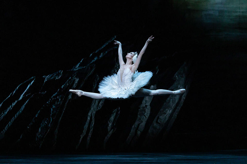02_Lauren-Cuthbertson-as-Odette-in-Swan-Lake,-The-Royal-Ballet-©2020-ROH.-Photograph-by-Helen-Maybanks-.jpg