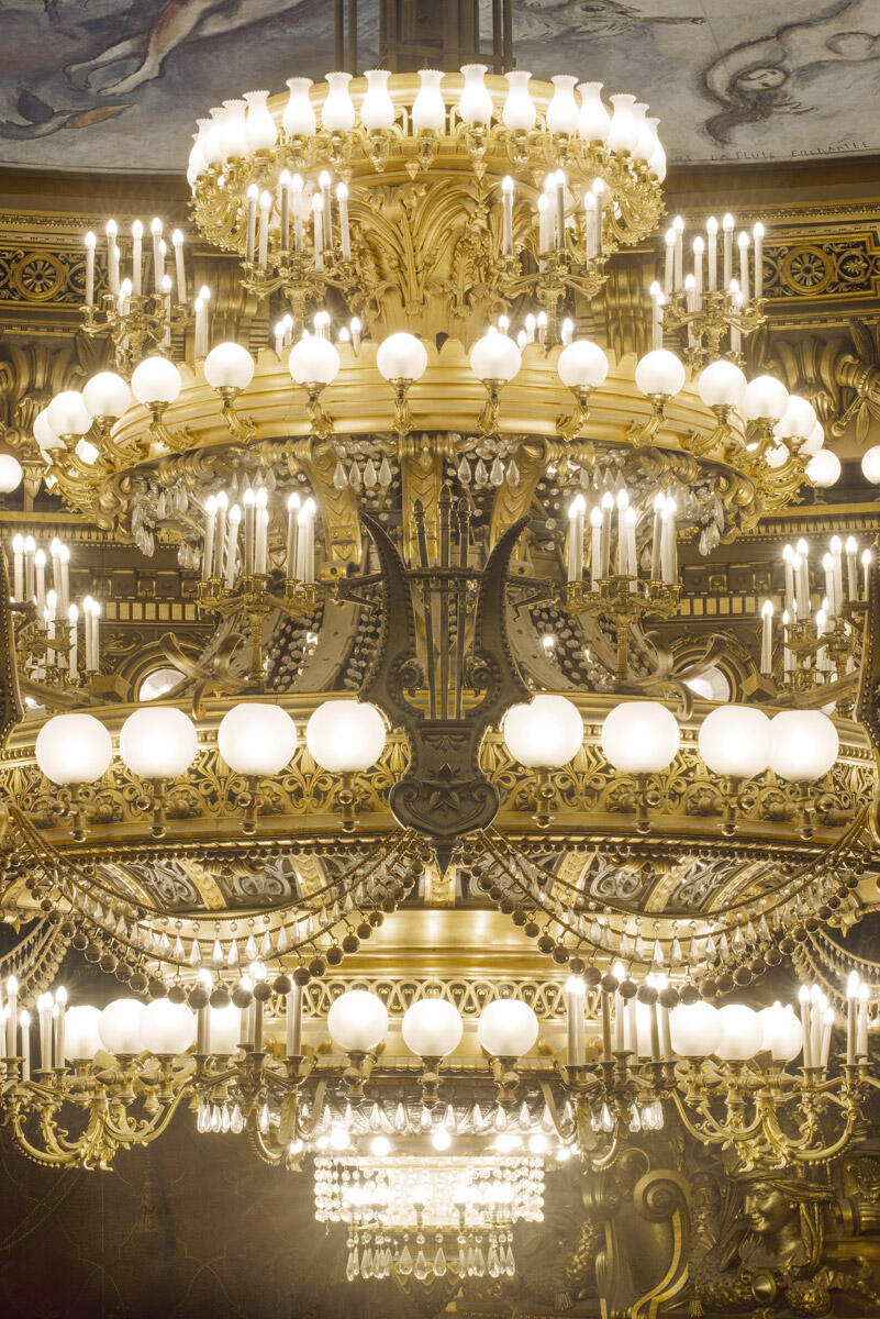 Palais-Garnier-4-lustre-re-a-lisé-par-J.-Coboz-d'après-les-dessins-de-Garnier.-C-Jean-Pierre-Delagarde--ONP-.jpg
