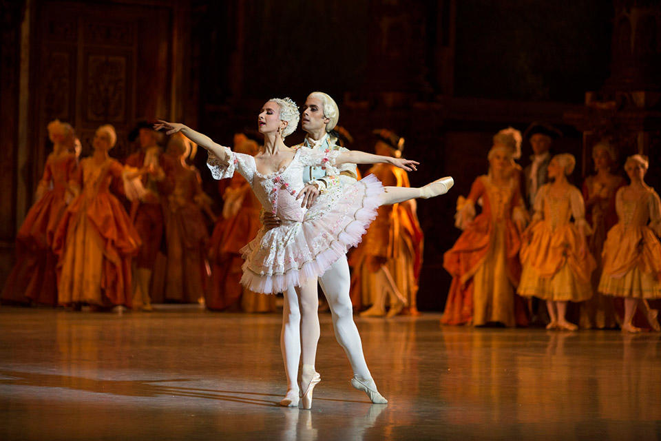 眠れる森の美女_Main_hd_2013_14_belle_562_c_sebastien_mathe_opera_national_de_paris.jpg