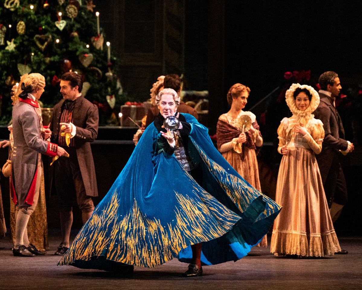 【ROH(1)】：くるみ割り人形 Christopher Saunders as Herr Drosselmeyer in The Nutcracker, The Royal Ballet © 2021 ROH. Photograph by Foteini Christofilopoulou.jpg.jpeg