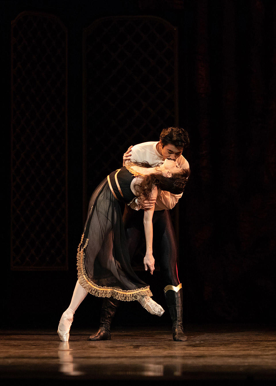 Mayerling.-Natalia-Osipova-as-Mary-Vetsera-and-Ryoichi-Hirano-as-Rudolf.-©-ROH,-2018.-Ph.-by-Helen-Maybanks.jpg