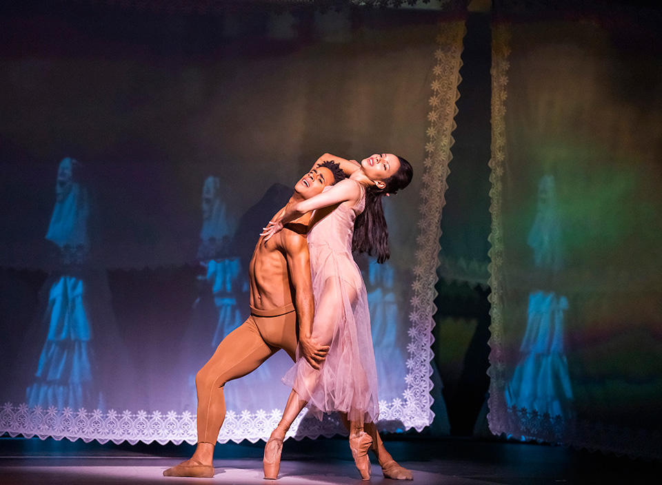 赤い薔薇ソースの伝説 Francesca-Hayward-as-Tita-and-Marcelino-Sambé-as-Pedro-in-Like-Water-for-Chocolate,-The-Royal-Ballet-©2022-ROH.-Photograph-by-Tristram-Kenton