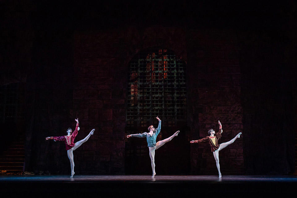 Valentino-Zucchetti-as-Mercutio,-Matthew-Ball-as-Romeo-and-James-Hay-as-Benvolio-in-Romeo-and-Juliet,-The-Royal-Ballet-©-2019-ROH.-Photograph-by-Helen-Maybanks.jpg