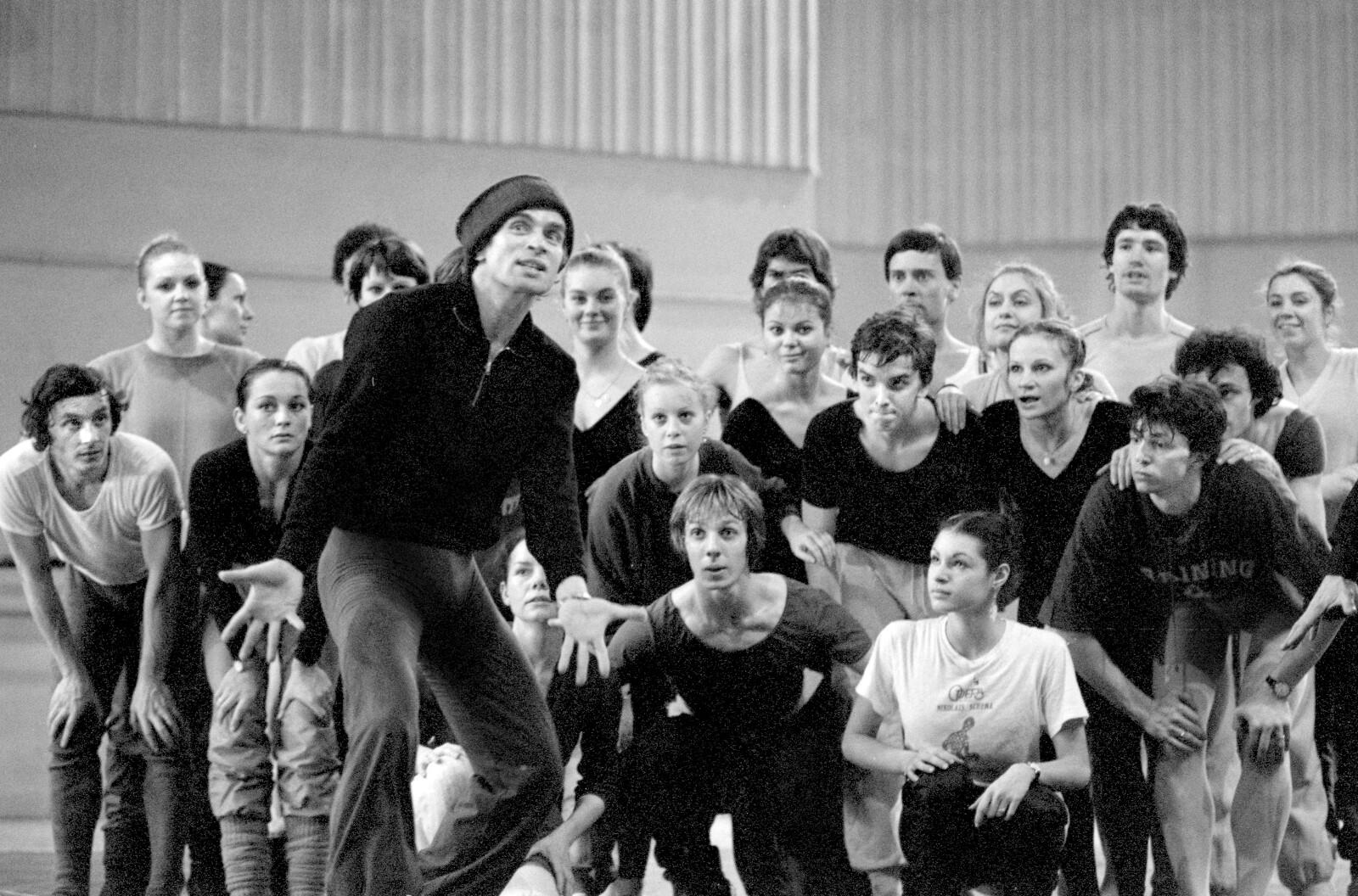 8 Rudolf-Noureev-avec-les-danseurs-de-l-Opera-de-Paris-lors-d-une-repetition-de-Don-Quichotte 1981 C Francette-Levieux.jpeg