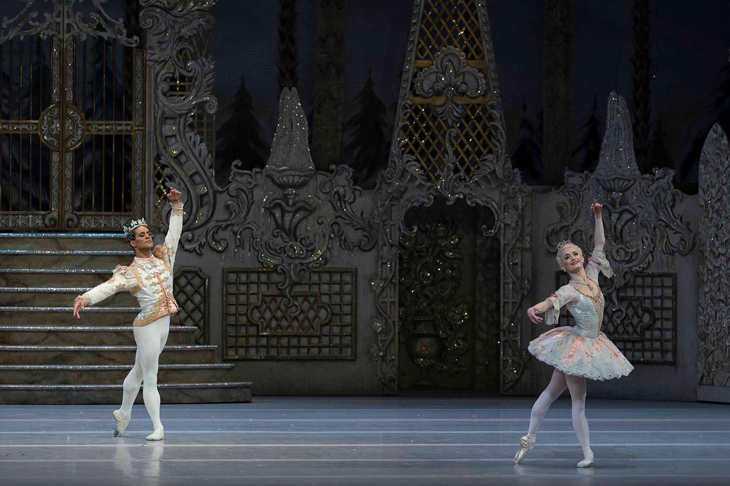 【メイン】Anna-Rose-O'Sullivan-and-Marcelino-Sambé-of-The-Royal-Ballet-in-The-Nutcracker,-The-Royal-Ballet-2-©-2023-ROH.-Photographed-by-Andrej-Uspenski_R.jpg