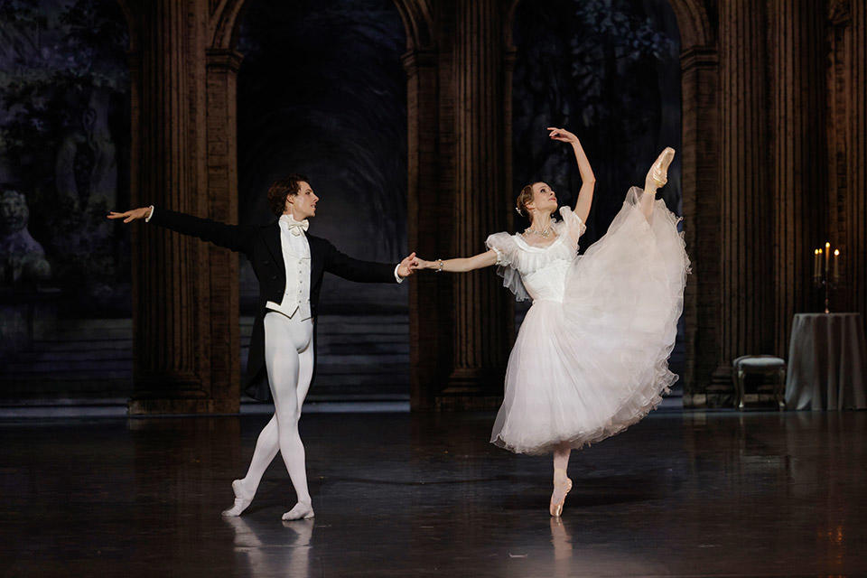 8_Svetlana_Loboff___Opera_national_de_Paris-2021-10-3034_LE-ROUGE-ET-LE-NOIR_Pierre-Lacotte_Leonore-Baulac--Mathilde-de-la-Mole--Germain-Louvet--Julien-Sorel---c--Svetlana-Loboff--OnP.jpg