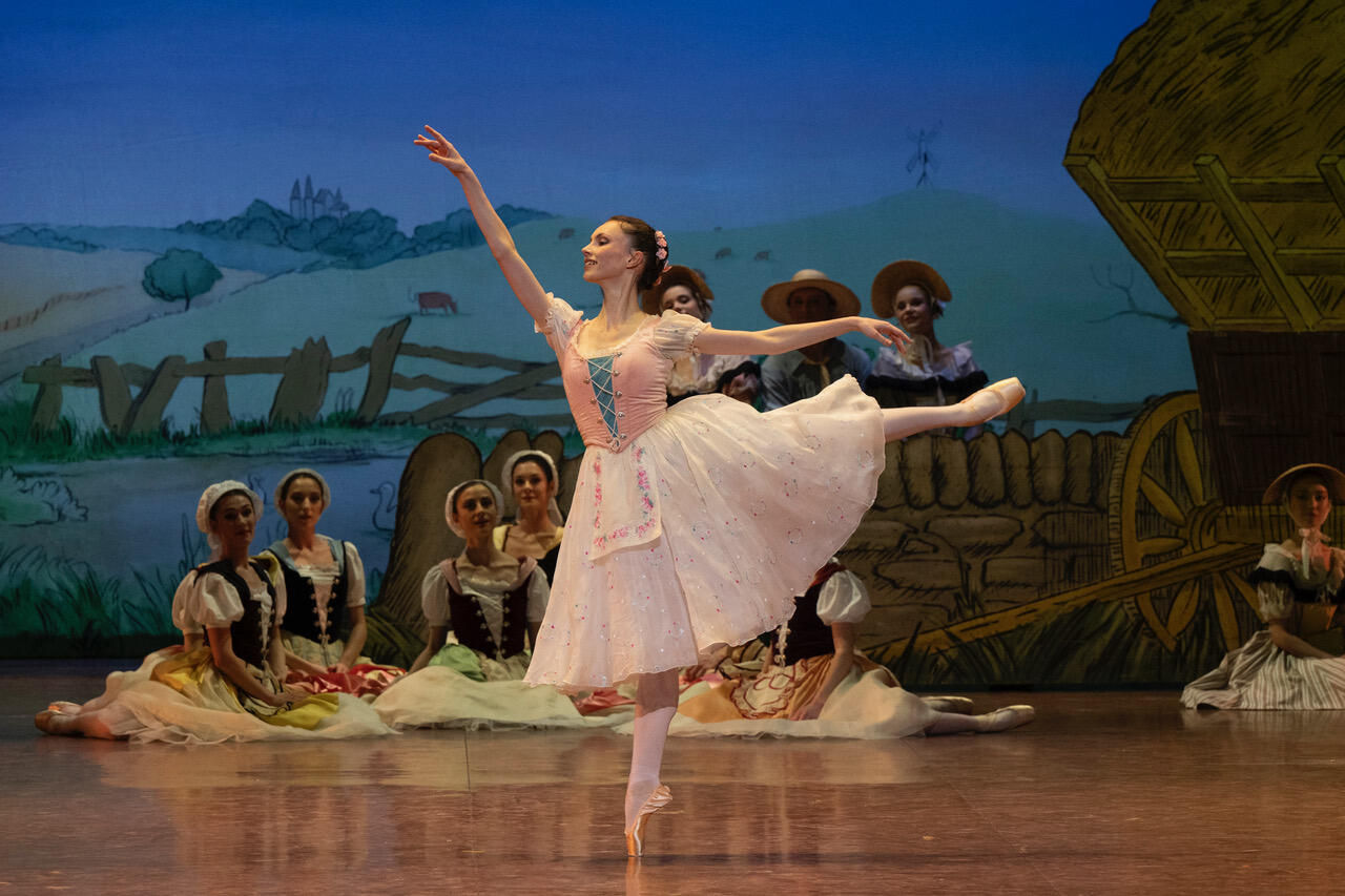 Bleuenn_Battistoni_-_L a_Fille_mal_gardée_(Frederick_Ashton)_©Benoite_Fanton_-_Onp-047.jpeg