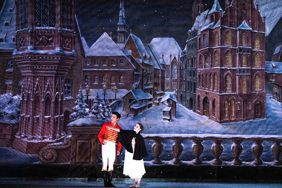 Luca-Acri-as-Hans-Peter-and-Isabella-Gasparini-as-Clara-in-The-Nutcracker,-The-Royal-Ballet-©2021-ROH.-Photograph-by-Foteini-Christofilopoulou-(1).jpg