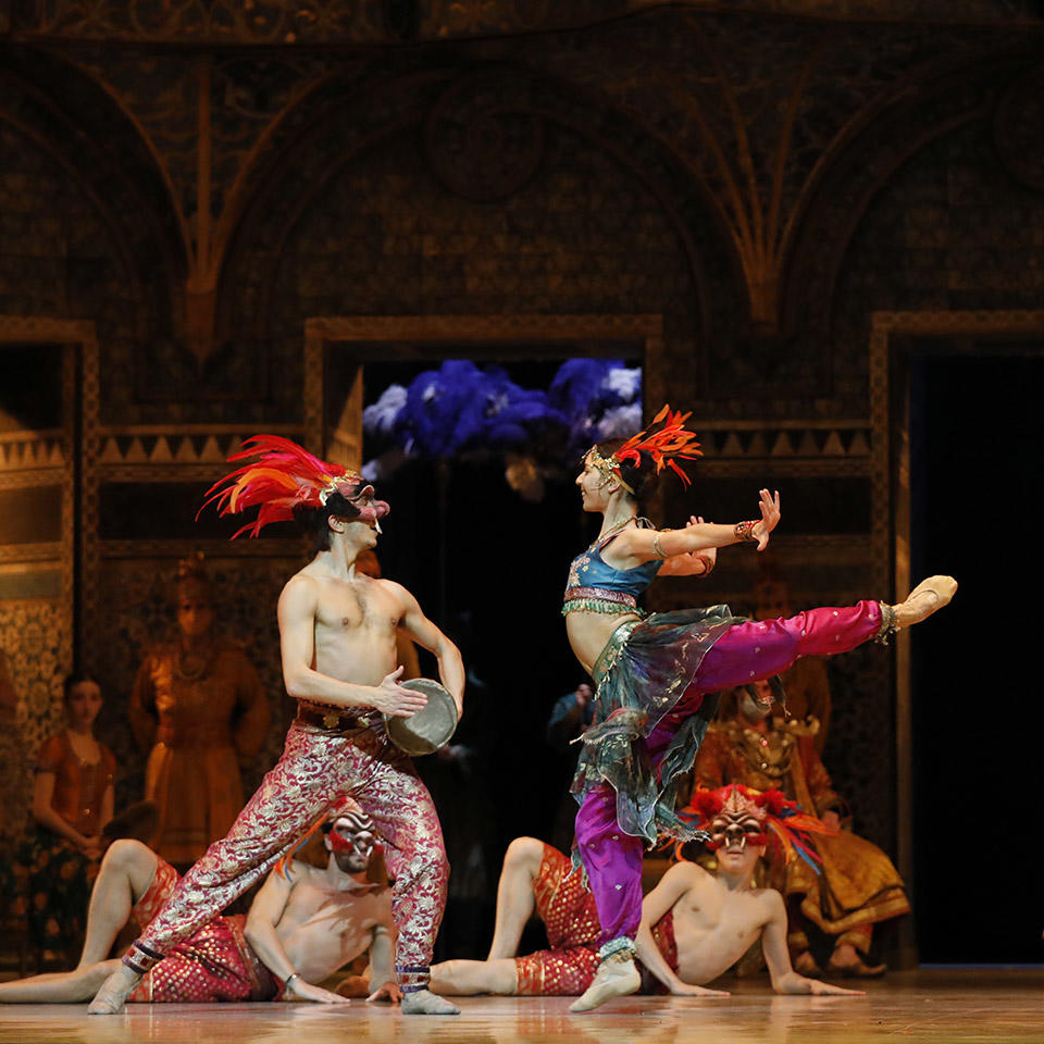 202012-LA-BAYADERE-20-21_Danse-indienne-Célia-Drouy-Axel-Magliano-C-Svetlana-Loboff-OnP-467.jpg