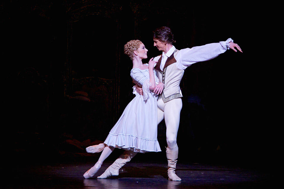 ★メイン-Sarah-Lamb-as-Manon-and-Vadim-Muntagirov-as-Des-Grieux-in-Manon-©ROH-2014.-Photographed-by-Alice-Pennefather.jpg