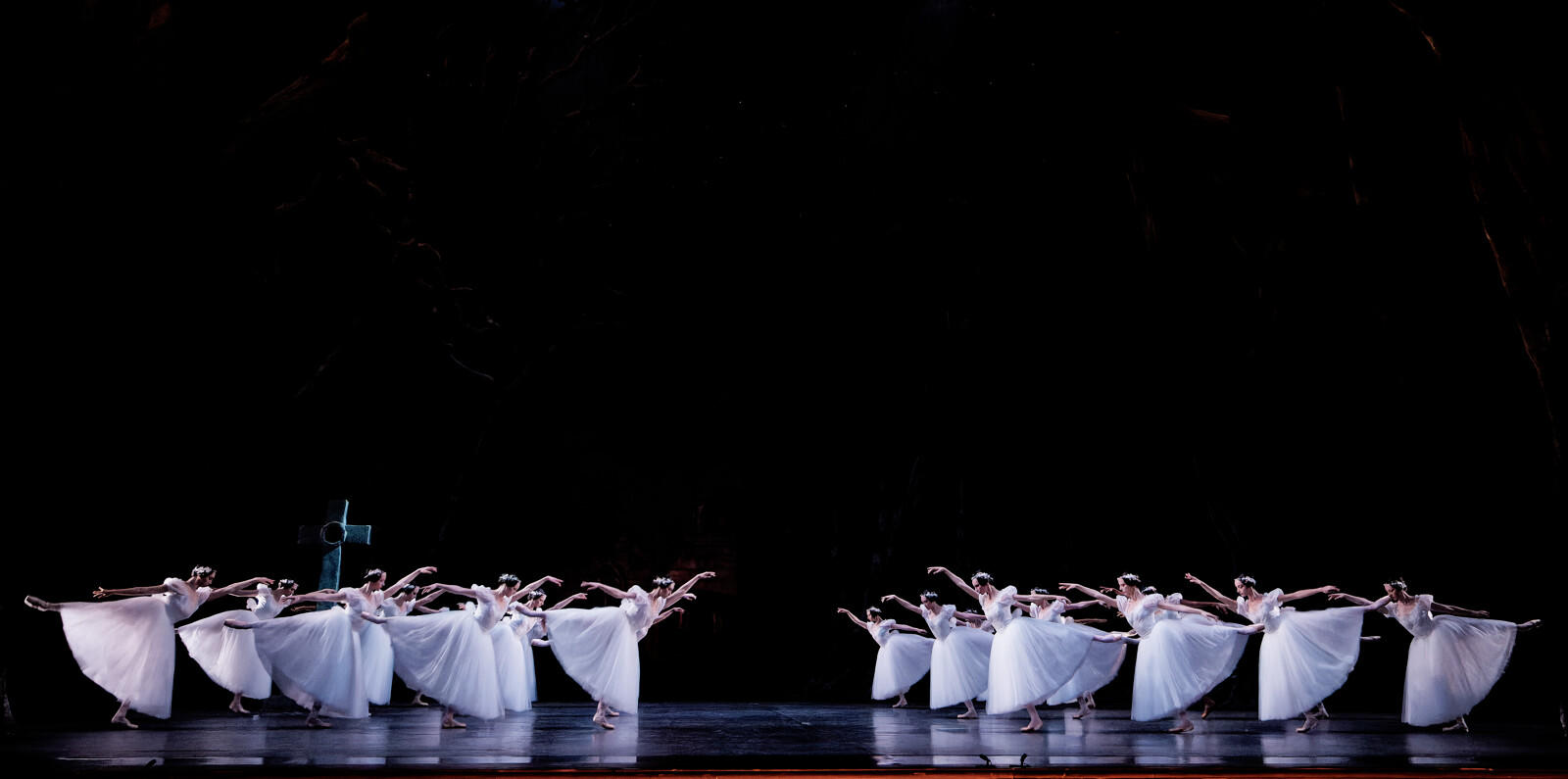 Agathe_Poupeney___Opera_national_de_Paris-GISELLE--Jules-CORRALI-Jean-PERROT--Les-Wilis---Agathe-Poupeney-OnP-2122-067-1600px.JPG