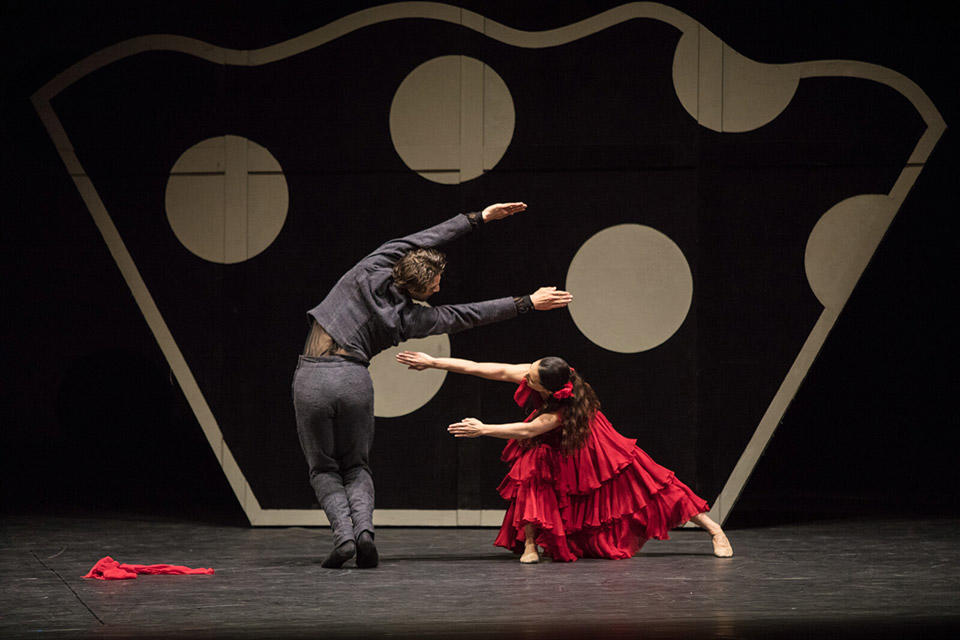 Ann_Ray___Opera_national_de_Paris-ann-ray-MatsEk-1ere-1492_CARMEN_MATS-EK_Marine-Ganio--Carmen--Hugo-Marchand--Don-Jose---c--Ann-Ray-OnP-1600px.jpg