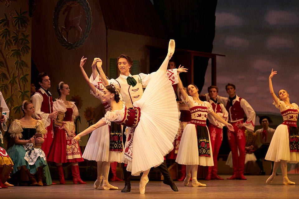 Coppelia.-Marianela-Nunez-as-Swanilda-and-Vadim-Muntagirov-as-Franz.-(c)-ROH,-2019.-Photographed-by-Bill-Cooper.-(2).jpg