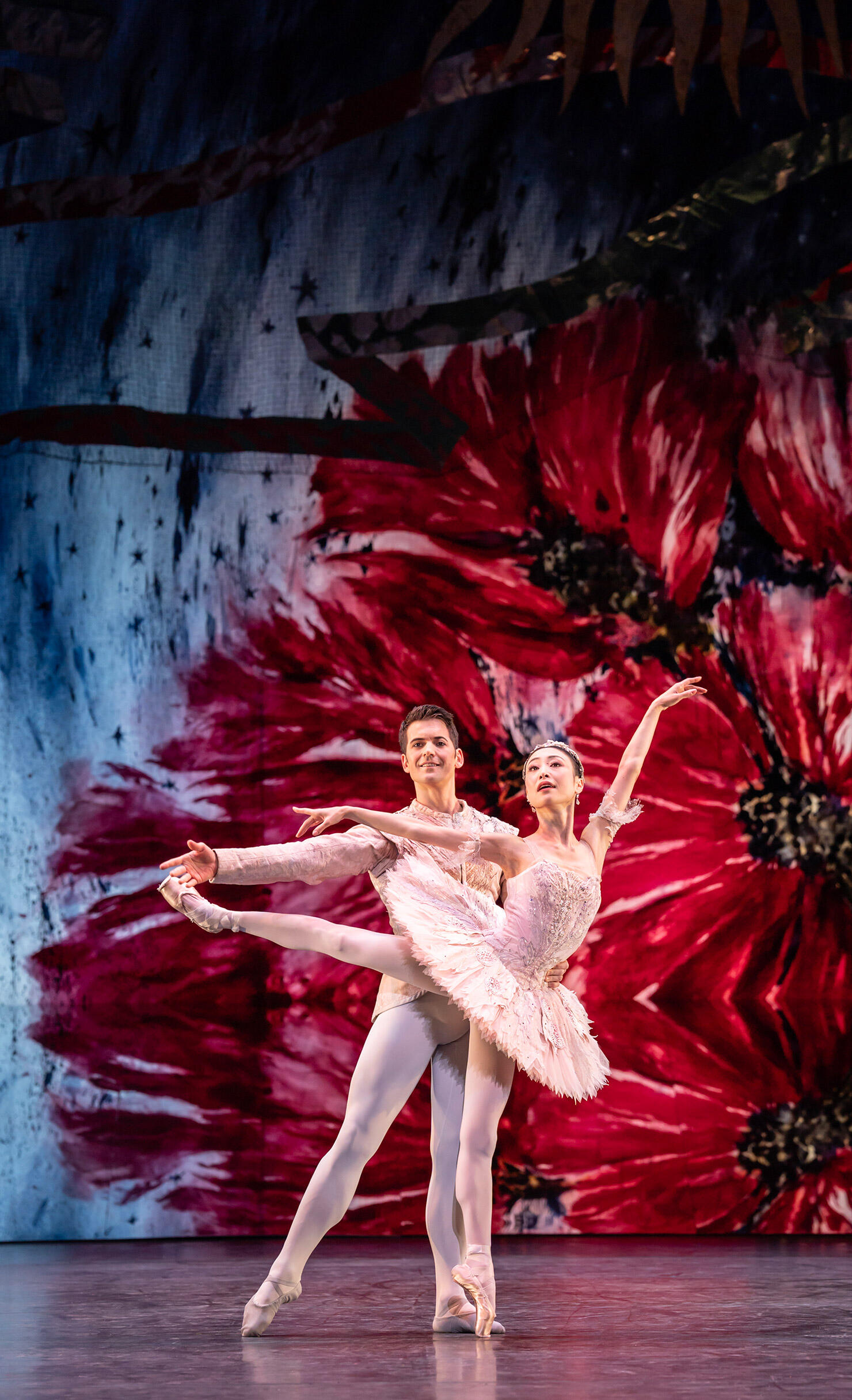 Copy-of-Mathias-Dingman-as-The-Prince,-and-Momoko-Hirata-as-The-Sugar-Plum-Fairy,-photo-credit-Johan-Persson.jpg