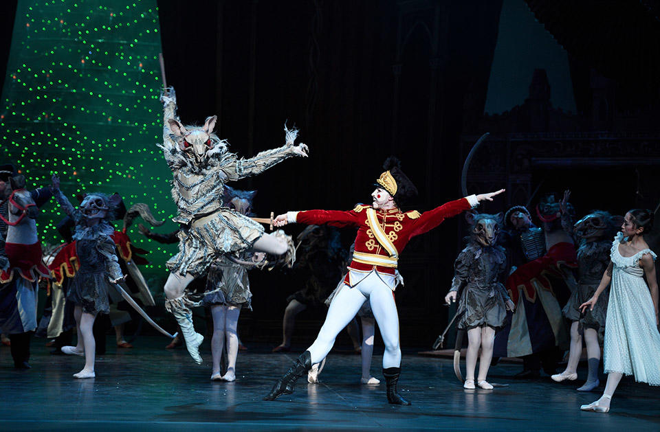 Daniel-Kraus-as-Mouse-King-and-Skyler-Martin-as-Nutcracker-c-Laurent-Liotardo-2.jpg